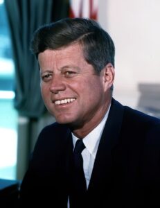 John_F._Kennedy_White_House_color_photo_portrait-231x300 Mistério e polêmica: Assassinato de Kennedy é revisto 60 anos depois