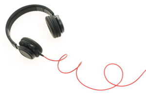 headphones-audio-listen-300x200 Fones com Cancelamento de Ruído e Saúde Auditiva: Riscos e Cuidados